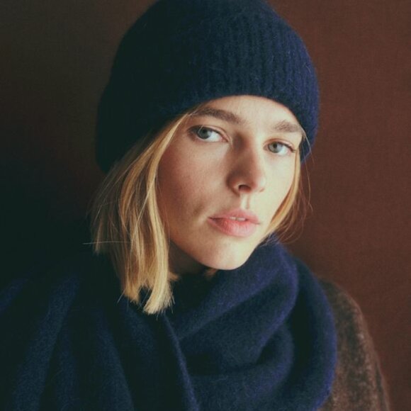 NEW Sézane Paul Beanie in Navy Blue - Picture 2 of 3